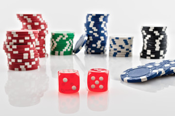 gettoni da gioco su fondo bianco