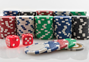 gettoni da gioco su fondo bianco