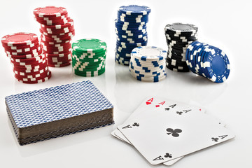 gettoni da gioco su fondo bianco