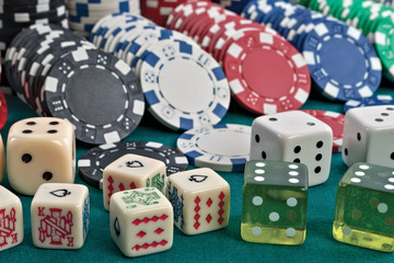 dadi e gettoni da gioco su tappeto verde