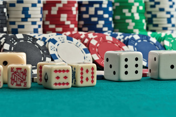 dadi e gettoni da gioco su tappeto verde
