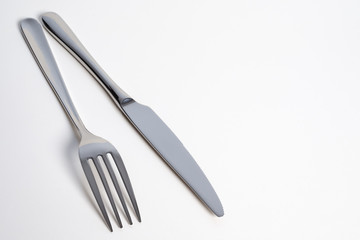 posate tre acciaio su fondo bianco 