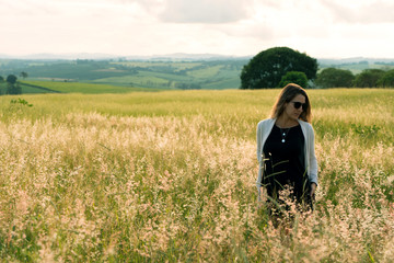 Fototapeta na wymiar young woman enjoying the landscape.