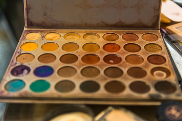 MULHER FAZENDO MAKEUP