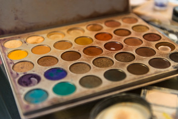 MULHER FAZENDO MAKEUP