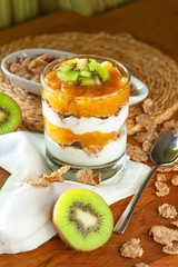 Yogurt con mermelada y cereales