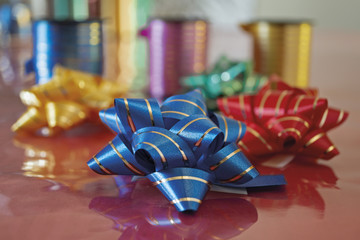 nastri decorativi di Natale con stella a fuoco vista dal basso