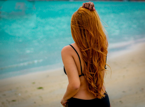 ruiva na praia