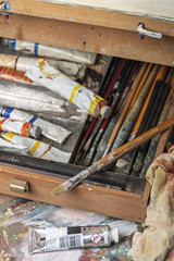 pennelli e colori del pittore