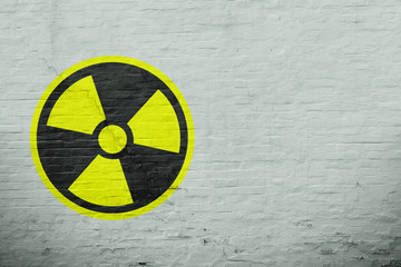 Atomkraft Symbol auf einer Steinwand mit Textfreiraum