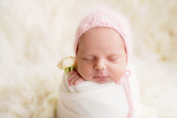 Fototapeta na wymiar newborn girl on white background