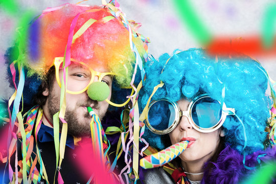 Karnval Fasching Paar hat Spa&szlig; mit Luftschlangen und Konfetti