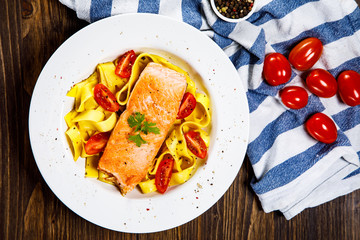Pasta with grilled salmon and vegetables