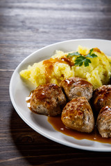 Roast meatballs with potatoes and vegetable salad