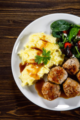 Roast meatballs with potatoes and vegetable salad