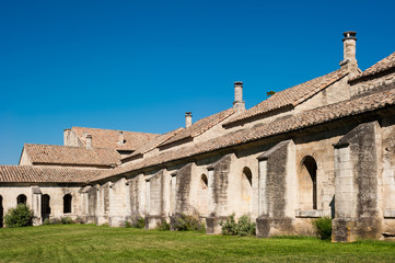Fototapeta na wymiar Großer Kreuzgang im Kartäuserkloster in Villeneuve-lès-Avignon