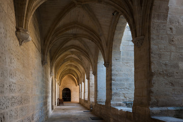 Fototapeta na wymiar Kleiner Kreuzgang im Kartäuserkloster in Villeneuve-lès-Avignon