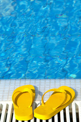 Gelbe Badeschuhe