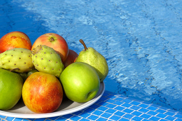 Obstteller am pool