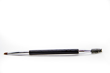 Одна кисть для макияжа на белом фоне