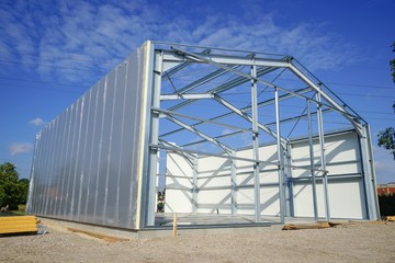 Baugewerbe - Stahlkonstruktion für eine kleine Industriehalle