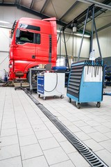 Roter LKW in einer Reparaturwerkstatt