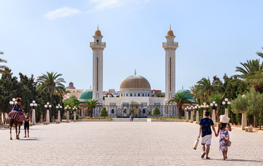 Fototapeta na wymiar On the territory of the ancient Muslim cemetery of Sidi El Mezri, in the city of Monastir, in its western part rises the mausoleum of Bourguiba - the first president of Tunisia.