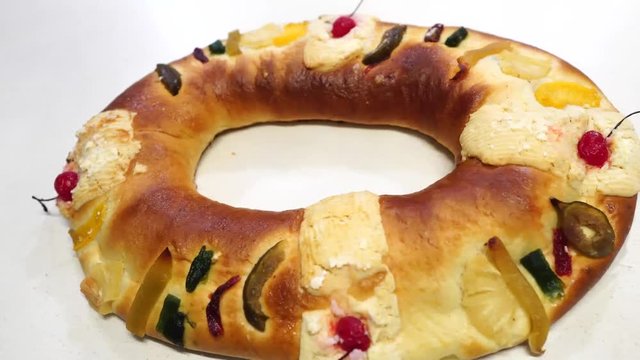 3 Deliciosa rosca de reyes celebrando el 6 de enero en latinoamerica. Reyes Magos. Pan dulce.
Delicious rosca de reyes celebrating January 6 in Latin America. Magi. Sweet bread.