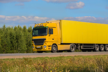 Fototapeta na wymiar truck semi-trailer carries a load