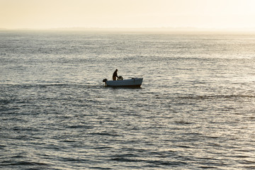 Fischer vor der bretonischen Küste in Frankreich zum Sonnenaufgang