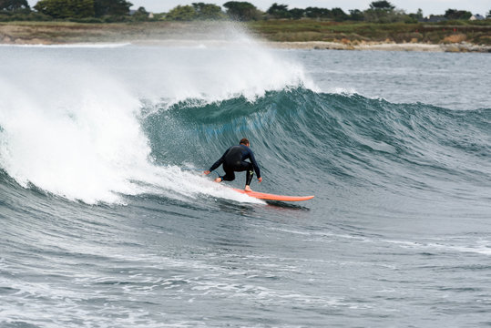 Mann reitet Welle im Meer beim Surfen