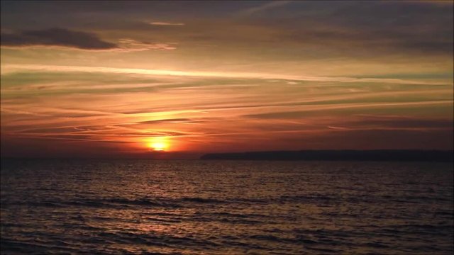 Sonnenaufgang über dem Meer mit Möwe