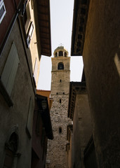 Fototapeta na wymiar Kirchen mit Turm von der Strasse zwieschen Dächern