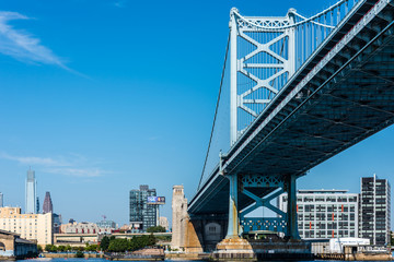Obraz premium Benjamin Franklin Bridge Crossing the Delaware River From Philadelphia