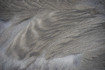 motifs réguliers dessinés par la nature sur le sable