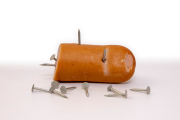 Nagel Wurst mit vielen Nägel
