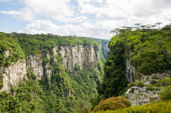 Beautiful landscape of Itaimbezinho Canyon and green rainforest,