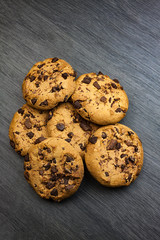 GALLETAS CON VIRUTAS DE CHOCOLATE SOBRE FONDO DE MADERA GRIS