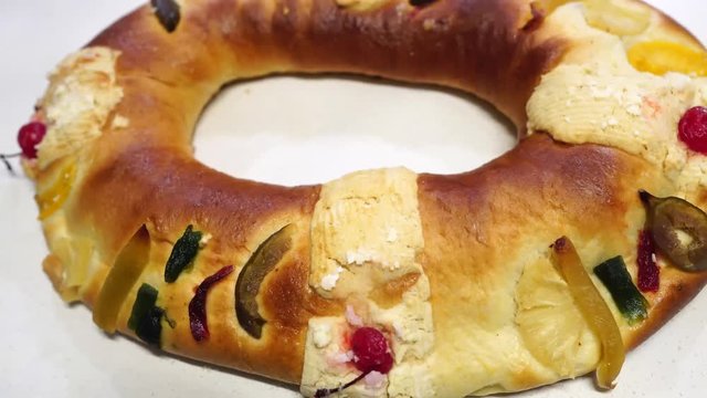 4 Deliciosa rosca de reyes celebrando el 6 de enero en latinoamerica. Reyes Magos. Pan dulce.
Delicious rosca de reyes celebrating January 6 in Latin America. Magi. Sweet bread.
