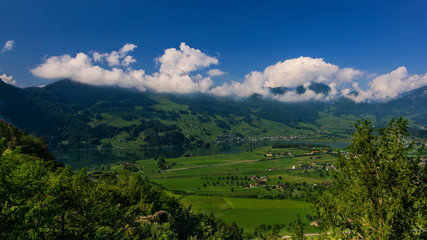 Fototapeta na wymiar Berge mit Wolken in der Schweiz