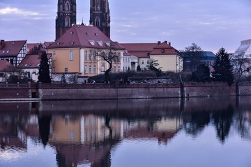 Architektura nad rzeką; miasto Wrocław, rzeka Odra