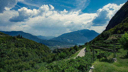 Fototapeta na wymiar Landschafr im Bergen mit eine Strasse am See in Italien