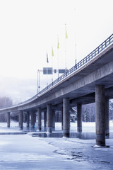 most nad zamarzającym jeziorem