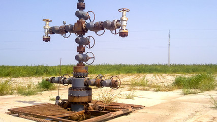 Equipment of an oil well. Shut off valves and service equipment