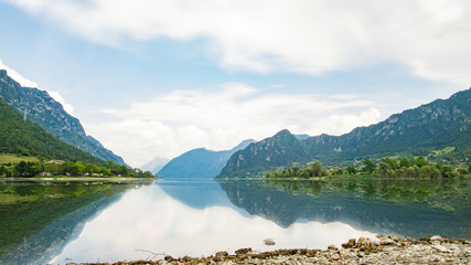 Eine Berglandschaft, Landschaft mit Bergen und See im Gebirgstal in Italien, Idrosee. Schöne...