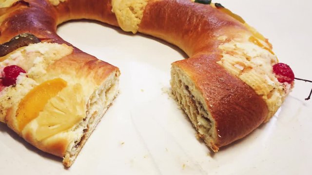 7 Deliciosa rosca de reyes celebrando el 6 de enero en latinoamerica. Reyes Magos. Pan dulce.
10. Delicious rosca de reyes celebrating January 6 in Latin America. Magi. Sweet bread.