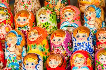 Fototapeta na wymiar Russian Matrushka Nesting Dolls On The Counter In Rows. Street stalls with matreshkas, the Russian souvenir.