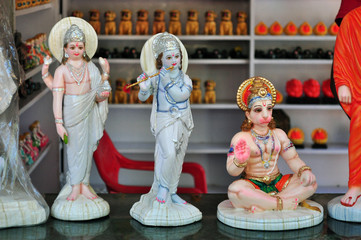 Obraz na płótnie Canvas indian gods in roadside shop