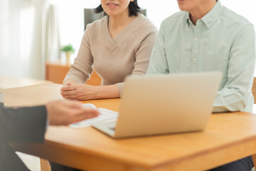 Obraz premium 中年夫婦に説明するビジネスマン