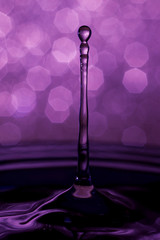Macro de gota de agua salpicando en fondo bokeh